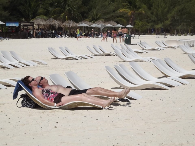  无忧无虑地享受日光浴 